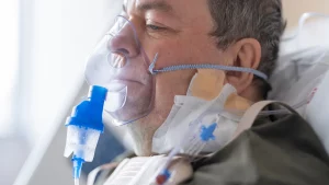 Patient mit Sauerstoffmaske wird medizinisch versorgt