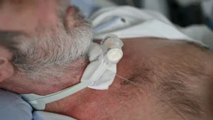 Tragbares Absauggerät mit Sekretbehälter und Absaugschlauch für die häusliche Versorgung bei Tracheostoma